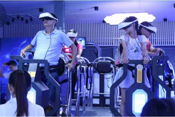 體驗者正在體驗vr設備