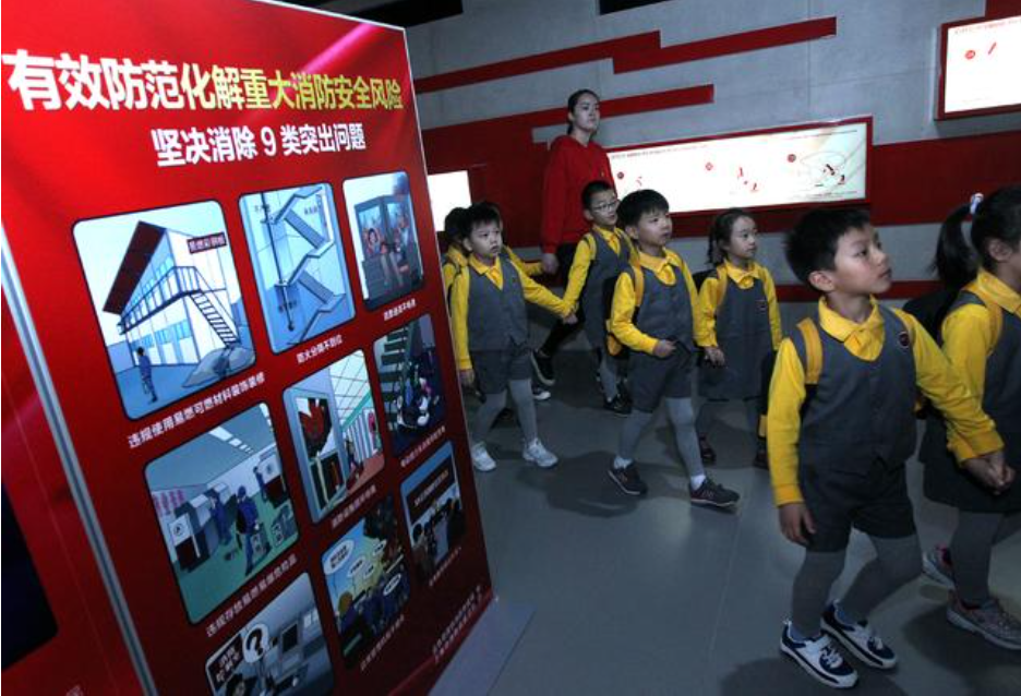 學生參觀學習消防安全知識