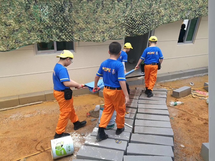 學(xué)生在模擬地震救援 學(xué)生在模擬地震救援