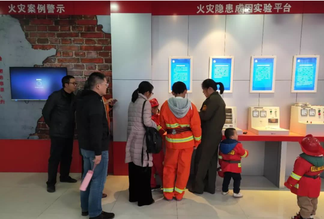 大人小孩在參觀學習vr消防科普體驗館