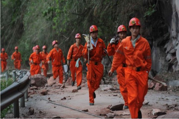 消防隊伍趕往地震災區