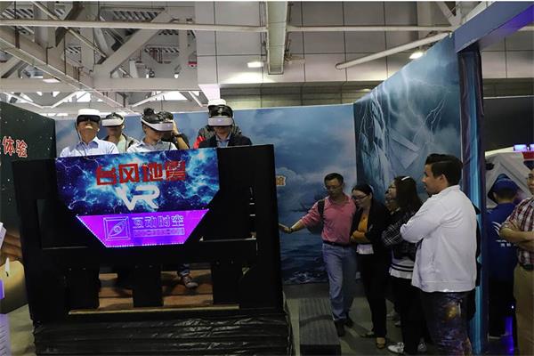 人們正在體驗臺風地震館