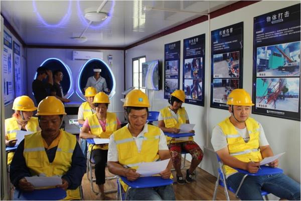 工人正在認(rèn)真聽取工地生產(chǎn)安全培訓(xùn)指南 工人正在認(rèn)真聽取工地生產(chǎn)安全培訓(xùn)指南