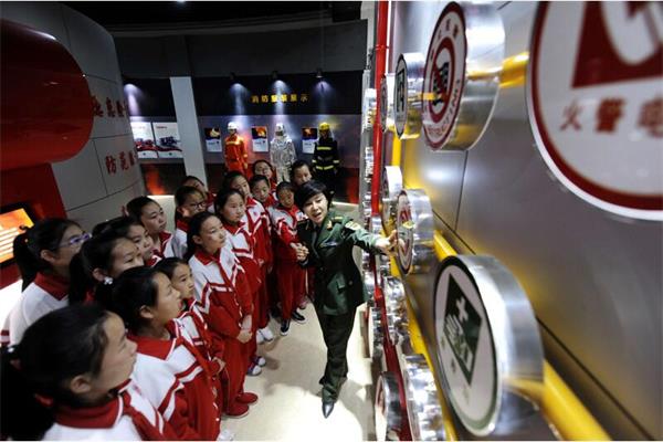 學(xué)生正在認(rèn)真聽講和體驗(yàn)消防安全知識(shí) 學(xué)生正在認(rèn)真聽講和體驗(yàn)消防安全知識(shí)