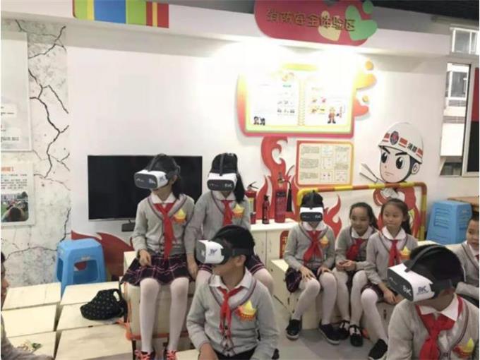小學生們頭戴vr眼鏡體驗vr產品 小學生們頭戴vr眼鏡體驗vr產品