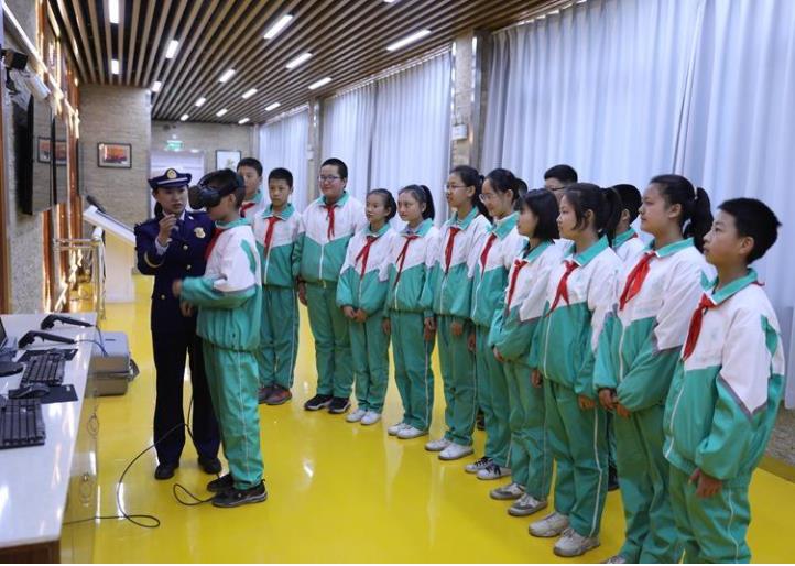 學生在工作人員指導下體驗安全培訓 學生在工作人員指導下體驗安全培訓