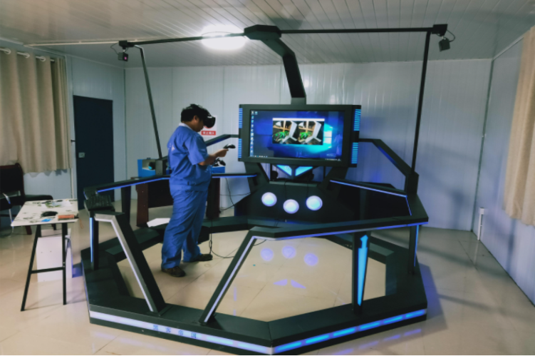 工人正在體驗(yàn)?zāi)M高空作業(yè)