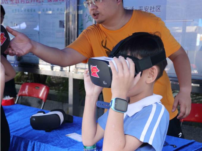 小學生在工作人員的指引下體驗vr