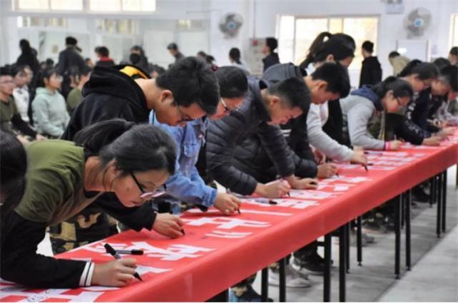 禁毒宣傳現場，大家都在為禁毒宣言簽名