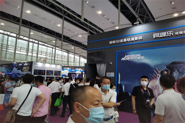 展會現(xiàn)場的3D裸眼弧幕軌道影院