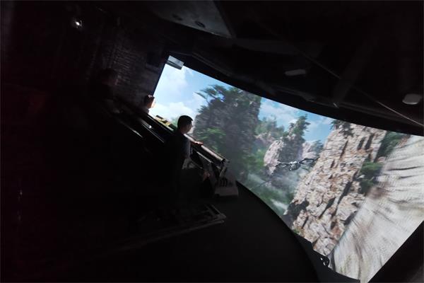 環(huán)幕包圍,動(dòng)感十足