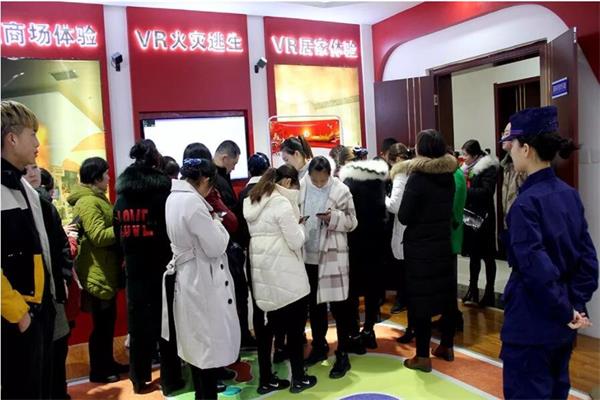 人們正在排隊(duì)體驗(yàn)消防安全科普館的火災(zāi)逃生