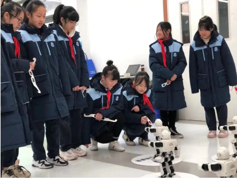 學生校園安全科普館擺弄智能機器人