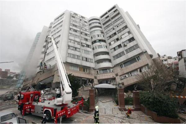 消防員正在使用吊車(chē)救援地震受災(zāi)樓層