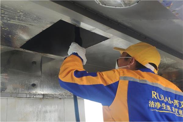 維修人員檢查電器線路 維修人員檢查電器線路