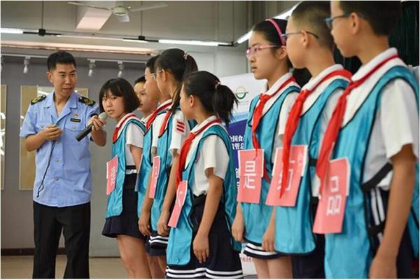 學生正在學習科普安全教育