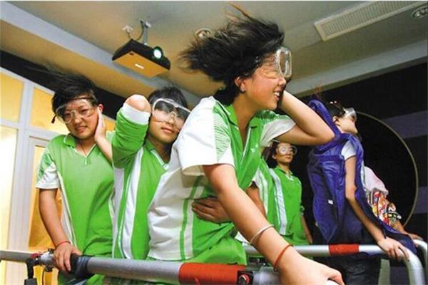 學(xué)生正在體驗臺風體驗館 學(xué)生正在體驗臺風體驗館